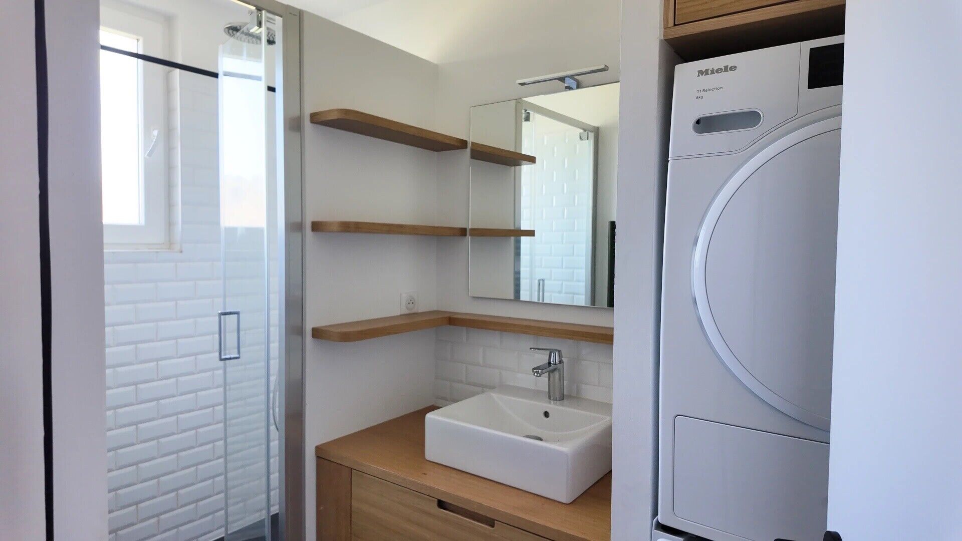 Bruser, hårtørrer, håndklæder