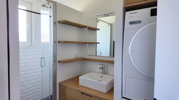 Dusche, Haartrockner, Handtücher