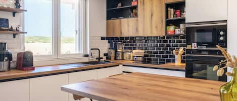 Frigorifero, microonde, forno, piano cottura
