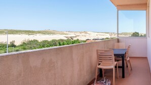 A balcony with a table and chairs, overlooking a beach and dunes. - Hossegor Les Semis in front of the Gravière dune (Soorts-Hossegor)