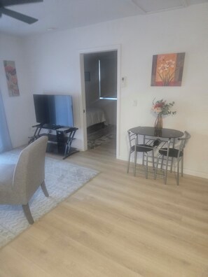 Interior - Cozy studio in enjoyable Rogue River with WiFi, AC (Rogue River)