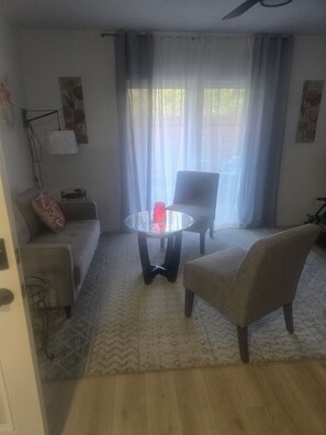 Living area - Cozy studio in enjoyable Rogue River with WiFi, AC (Rogue River)