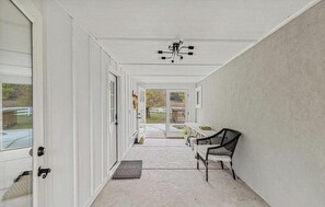 Interior - Cozy studio in enjoyable Rogue River with WiFi, AC (Rogue River)