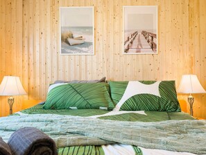 2 bedrooms, free WiFi, bed sheets - Cozy spacious with private deck | On cabot trail | Unit 15 @ Great Cabot Lodge (Baddeck)