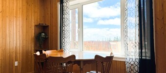 Cozy spacious chalet with private deck. On cabot trail. Super close to Baddeck