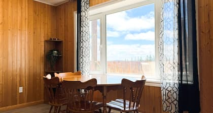 Cozy spacious chalet with private deck. On cabot trail. Super close to Baddeck