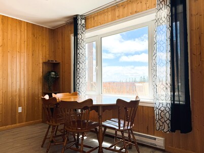 Cozy spacious chalet with private deck. On cabot trail. Super close to Baddeck