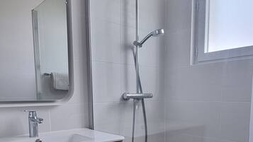 Douche, sèche-cheveux, papier toilette
