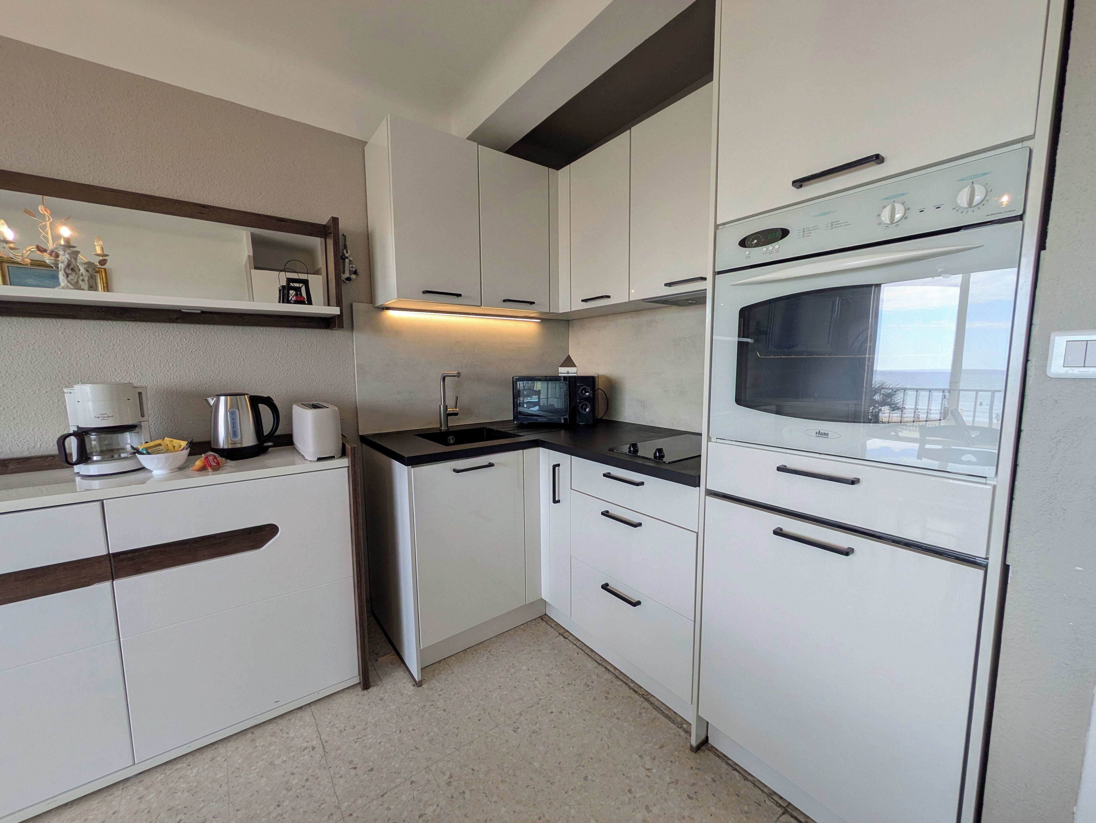 Réfrigérateur, micro-ondes, four, plaque de cuisson