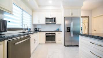 Deluxe Condo, Balcony, Garden View | Private kitchen