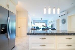 华丽公寓式客房, 阳台, 花园景观 | 私人厨房