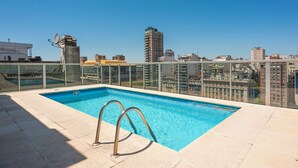 Ein Pool auf dem Dach mit freiem Blick auf die Stadt.
