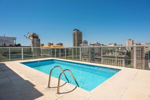 Een seizoensgebonden buitenzwembad