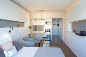 Klassieke studio, uitzicht op de stad | Een bureau, een strijkplank/strijkijzer, babybedden (toeslag)