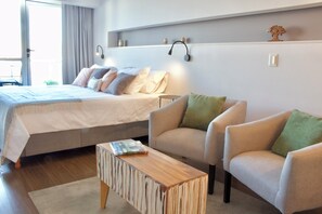Klassieke studio, uitzicht op stad | Een bureau, een strijkplank/strijkijzer, babybedden, gratis wifi