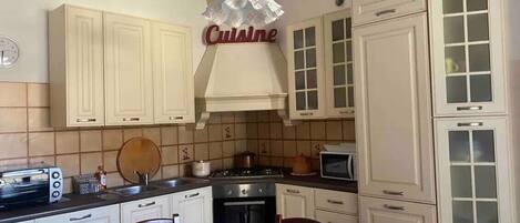 Kjøleskap, mikrobølgeovn, ovn og kokeplater