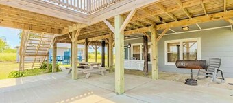 Charming canal front 3-bedroom house with WiFi, AC in tranquil Rockport.