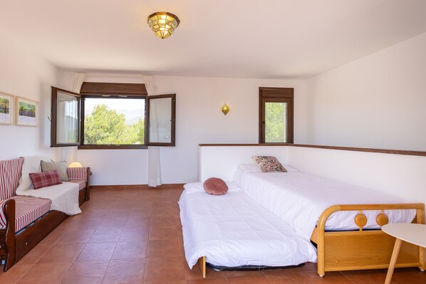 4 bedrooms, free cribs/infant beds, bed sheets