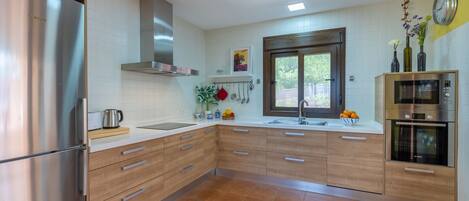 Microwave, dishwasher, coffee/tea maker, cookware/dishes/utensils