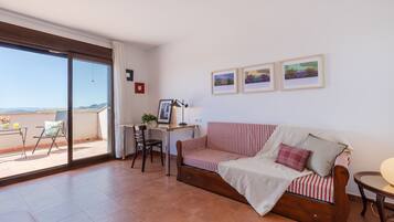 4 kamar tidur, tempat tidur bayi gratis, dan seprai linen