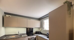 Fridge, microwave, oven, stovetop - LE PATIO VAUBAN Airco Garage for 4 by SUNSET (Antibes)