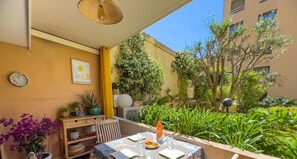 Outdoor dining - LE PATIO VAUBAN Airco Garage for 4 by SUNSET (Antibes)