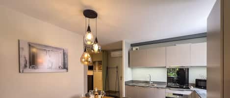 Refrigerador, microondas, horno, placa de cocina