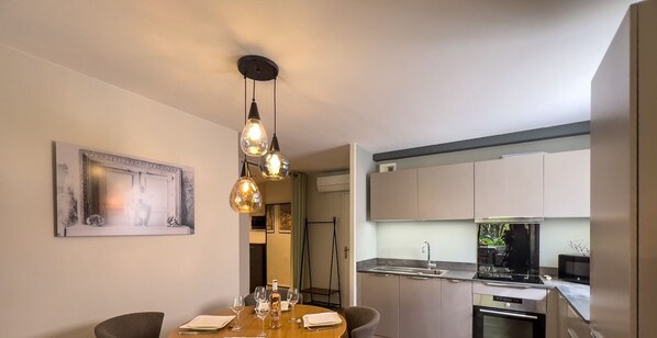 Fridge, microwave, oven, stovetop - LE PATIO VAUBAN Airco Garage for 4 by SUNSET (Antibes)