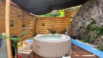 Outdoor spa tub
