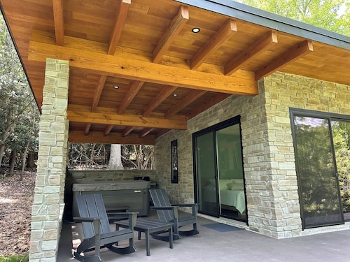 Secluded, hot tub, river, Mtn Views, Brand new