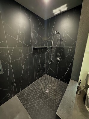 Haartrockner, Handtücher, Toilettenpapier