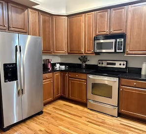Kühlschrank, Mikrowelle, Ofen, Geschirrspüler