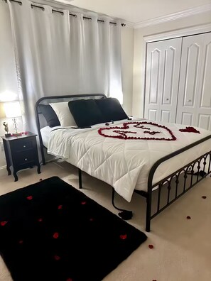 2 bedrooms, iron/ironing board, free WiFi, bed sheets - Red room in Charlotte, themed house for adults (Charlotte)