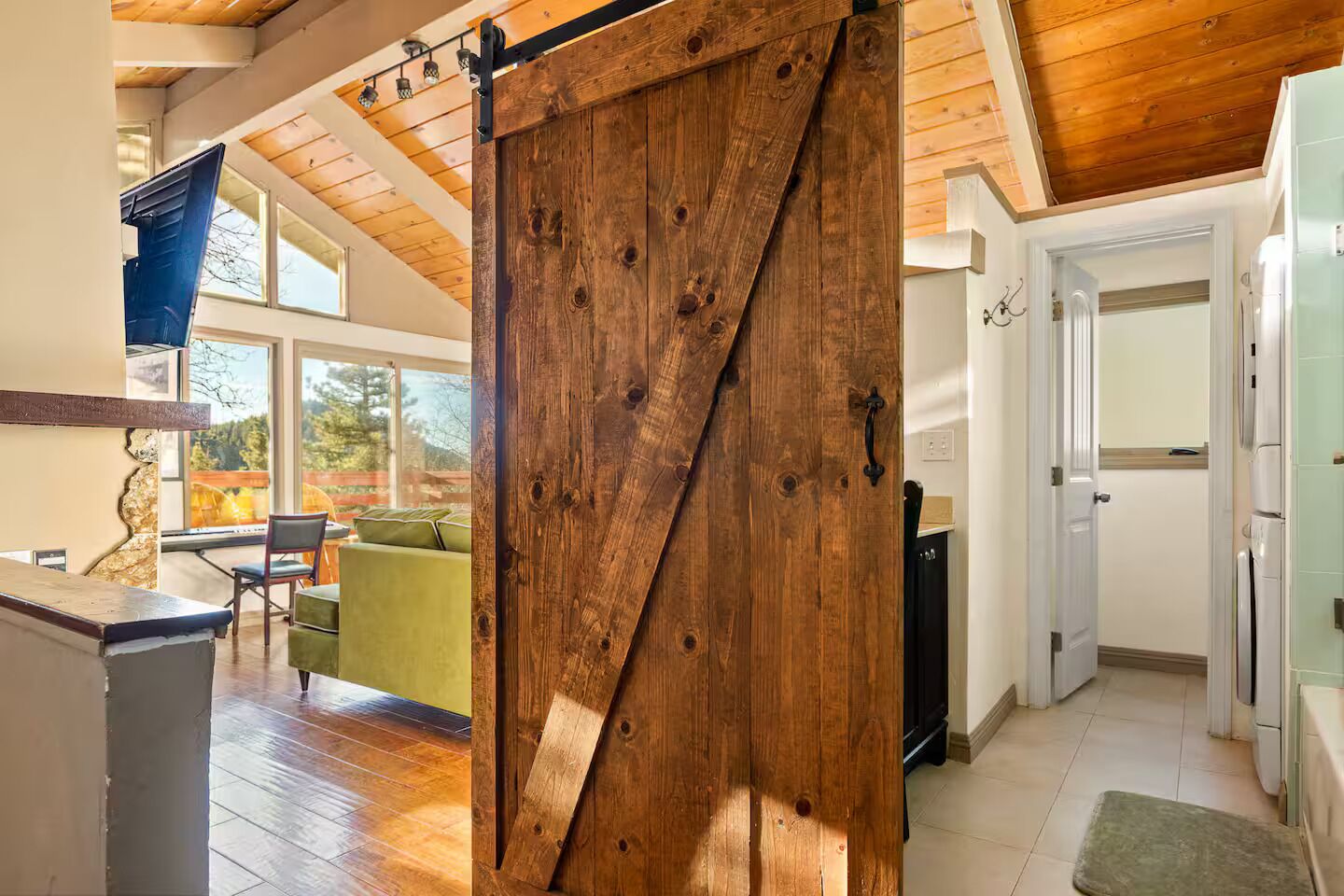 Smart-tv, eldstad och böcker