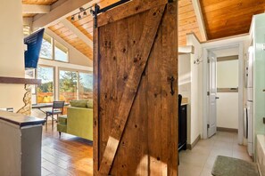 Smart TV, fireplace, books - Miracle House (Running Springs)