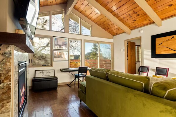 Smart TV, fireplace, books - Miracle House (Running Springs)