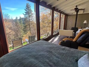 3 bedrooms, desk, iron/ironing board, free WiFi - Miracle House (Running Springs)