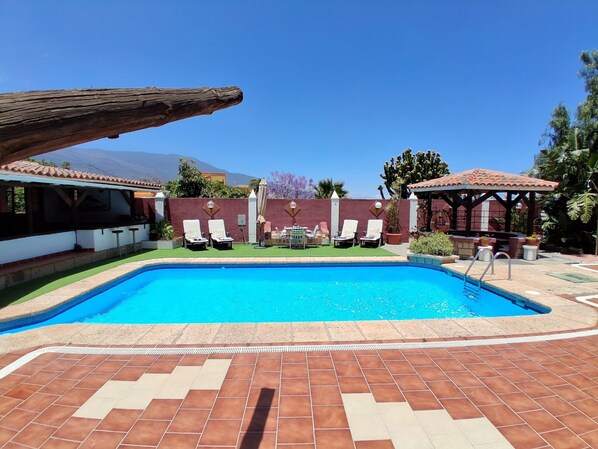 Una piscina al aire libre