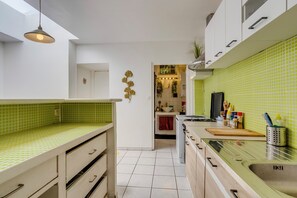 Réfrigérateur, micro-ondes, plaque de cuisson, lave-vaisselle