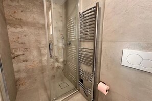 Dusche, Haartrockner, Bidet, Handtücher