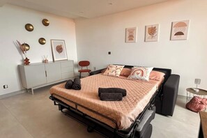 1 habitación, escritorio, tabla de planchar con plancha y cuna de viaje 