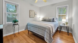 Room - Elegant, Artsy Home in N. Royal Oak! (Royal Oak)