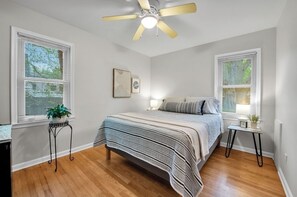 3 slaapkamers, een strijkplank/strijkijzer, wifi, beddengoed