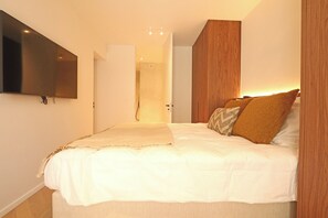3 habitaciones y tabla de planchar con plancha