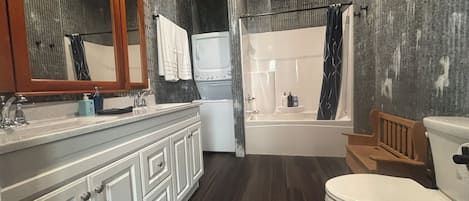 Secador de pelo, toallas, jabón, papel higiénico