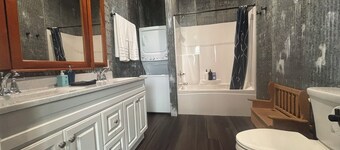 1st Floor 2BR Downtown + 2 Parking Spaces