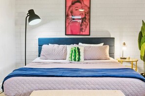 1 habitación, escritorio, tabla de planchar con plancha y cuna de viaje
