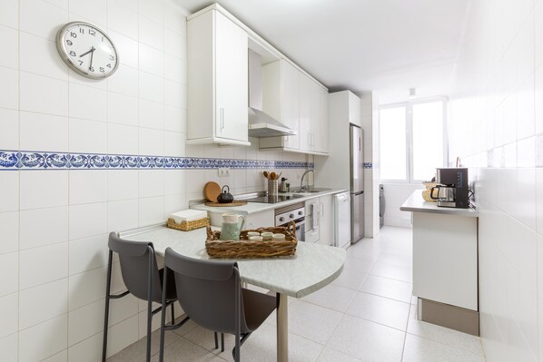 Mikrowelle, Ofen, Herdplatte, Geschirrspüler