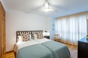 3 chambres, fer et planche à repasser, Wi-Fi, draps fournis