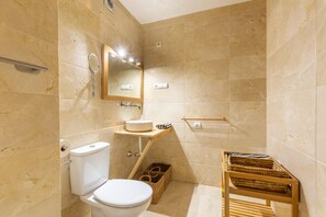 Douche, sèche-cheveux, serviettes fournies, savon